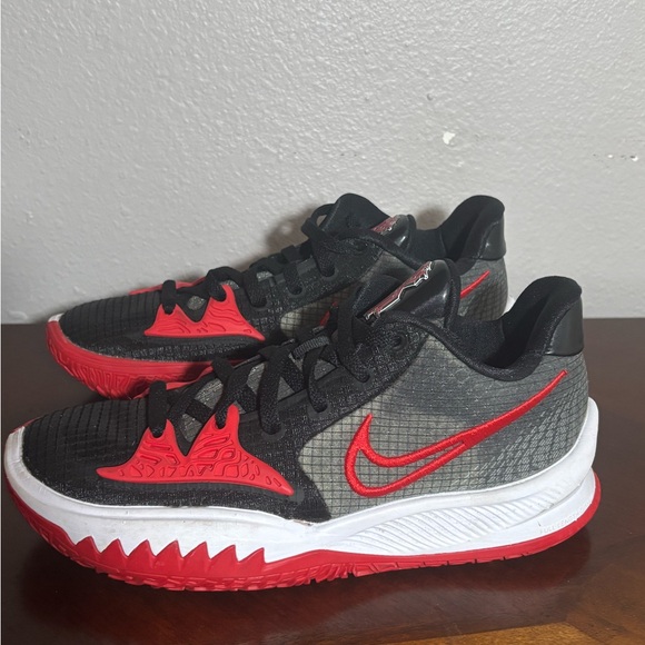 Kyrie 4 Low Size 7.5 - Picture 3 of 5